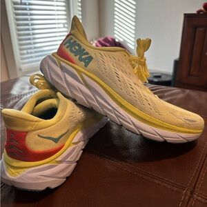 Women’s Hoka Clifton 8’s